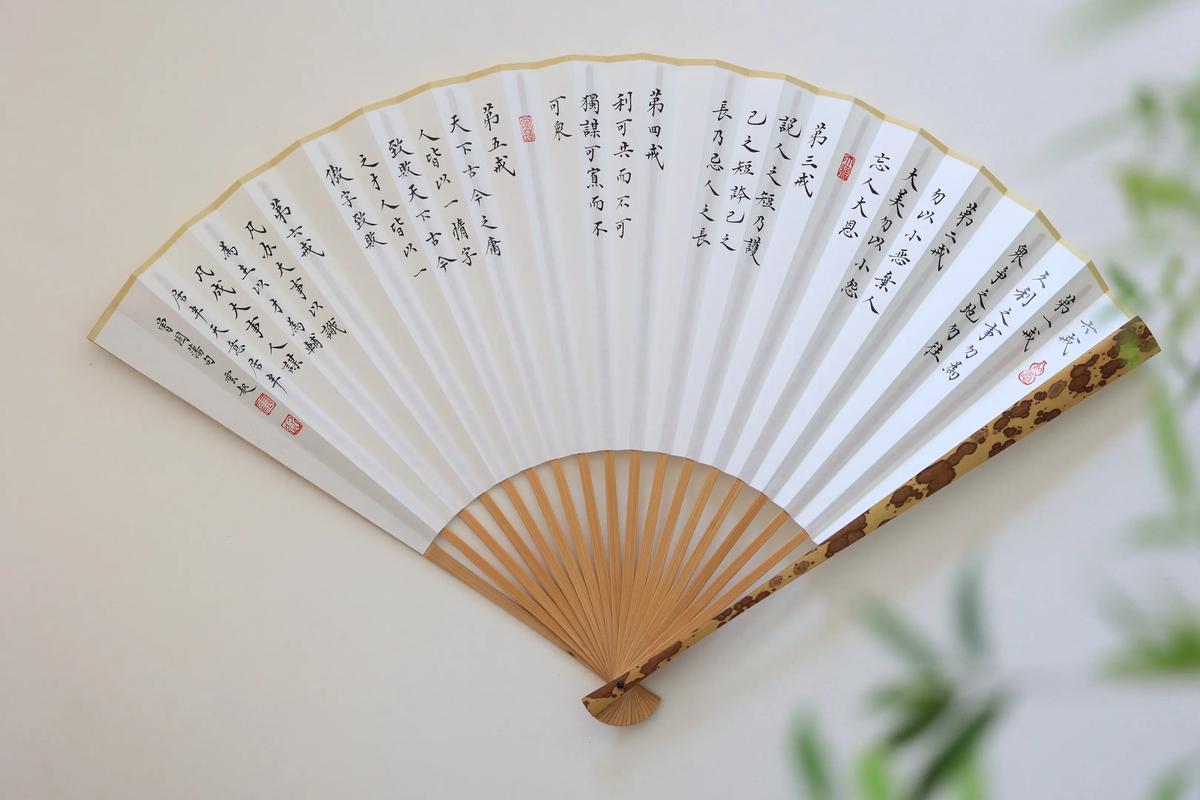 下联：帘外细雨月下茶
赏析：这幅下联“帘外细雨月下茶”与上联“扇底轻风花间酒”对