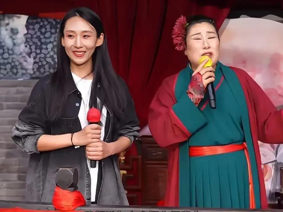 33岁依然未婚的高铁乘务小姐姐，
风采照人站在开封王婆的舞台上，
自信地喊出她内