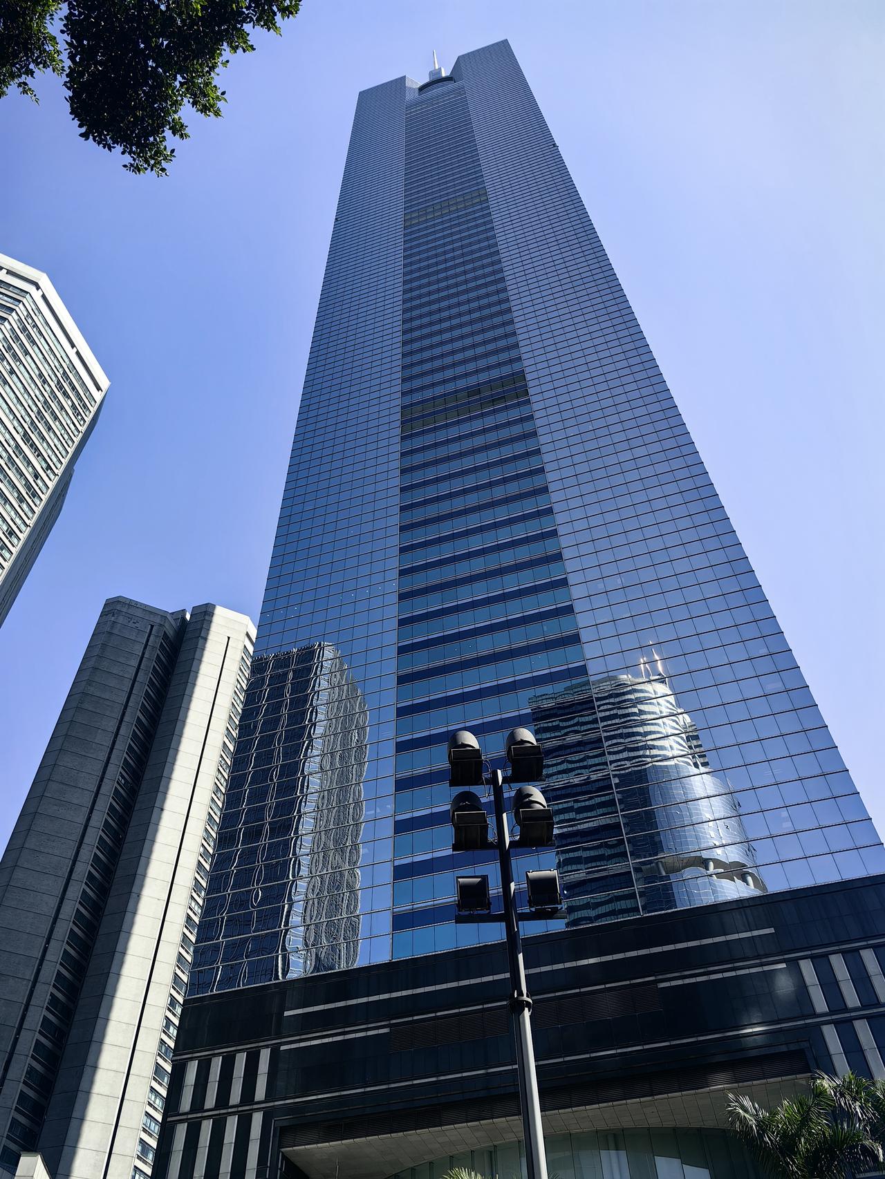 曾在这里做了11年的牛马。一群牛马离去，一群新的牛马接上。