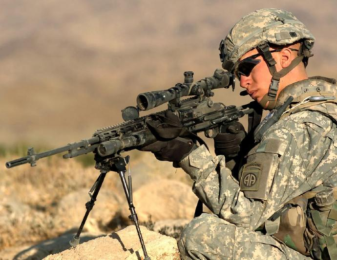 每天认识一件兵器 M14自动步枪M14是由美国春田兵工厂研制的自动步枪，20世纪