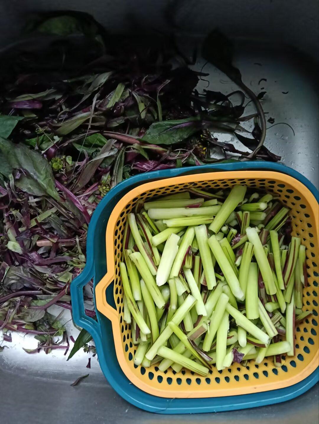 一位江南网友在其本人 QQ 空间晒出如下当季食材。
        请问网友，这