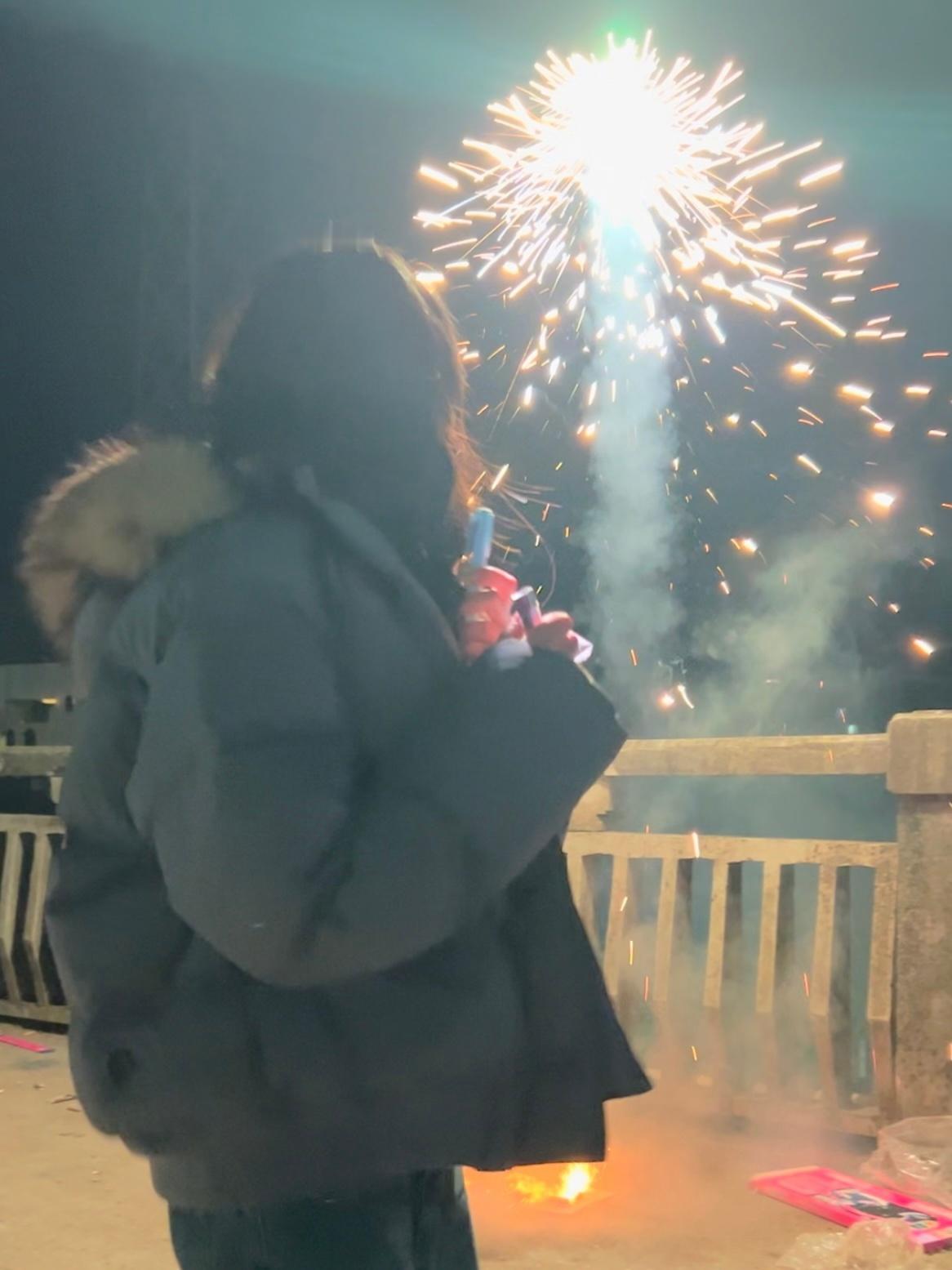 除夕夜放烟花咯！🎇 