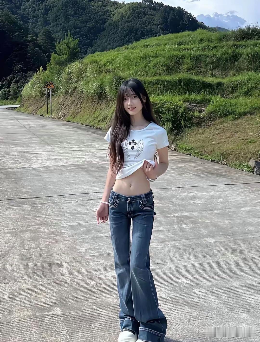 这姑娘大早上在我们村摆拍，感觉就是比不上村里的媳妇们呢？