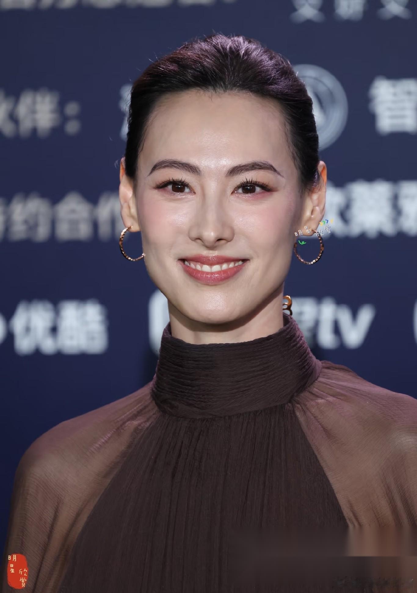 我开始怀疑 38岁的梁洛施复出拍电影 不是因为没有钱了，而是因为她不想浪费自己的