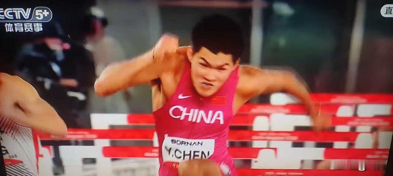 亚运会田径赛场传来捷报，刚刚结束的男子110米栏决赛中，中国🇨🇳20岁小将陈