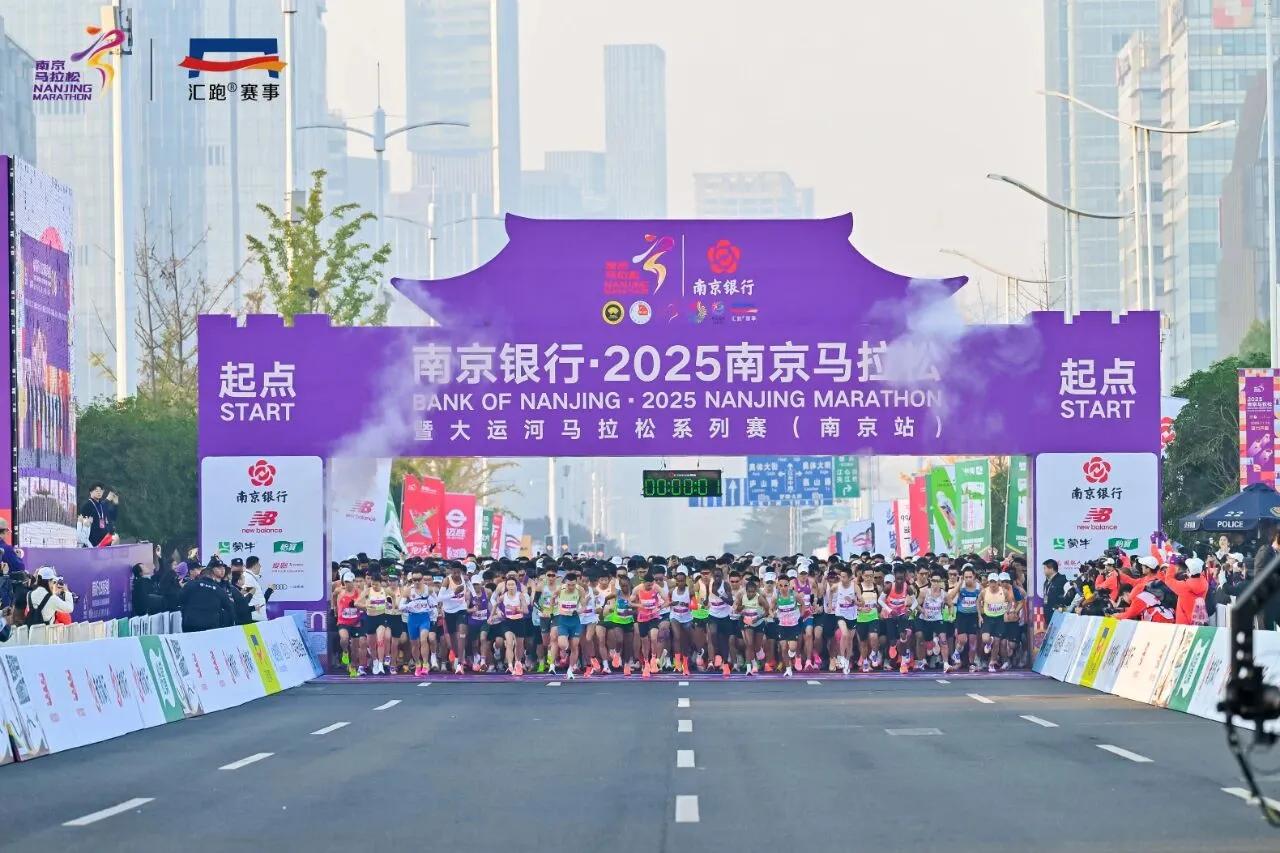 重磅官宣！2026南京马拉松正式定档！
11月22日鸣枪开跑，今年更是南马十周年