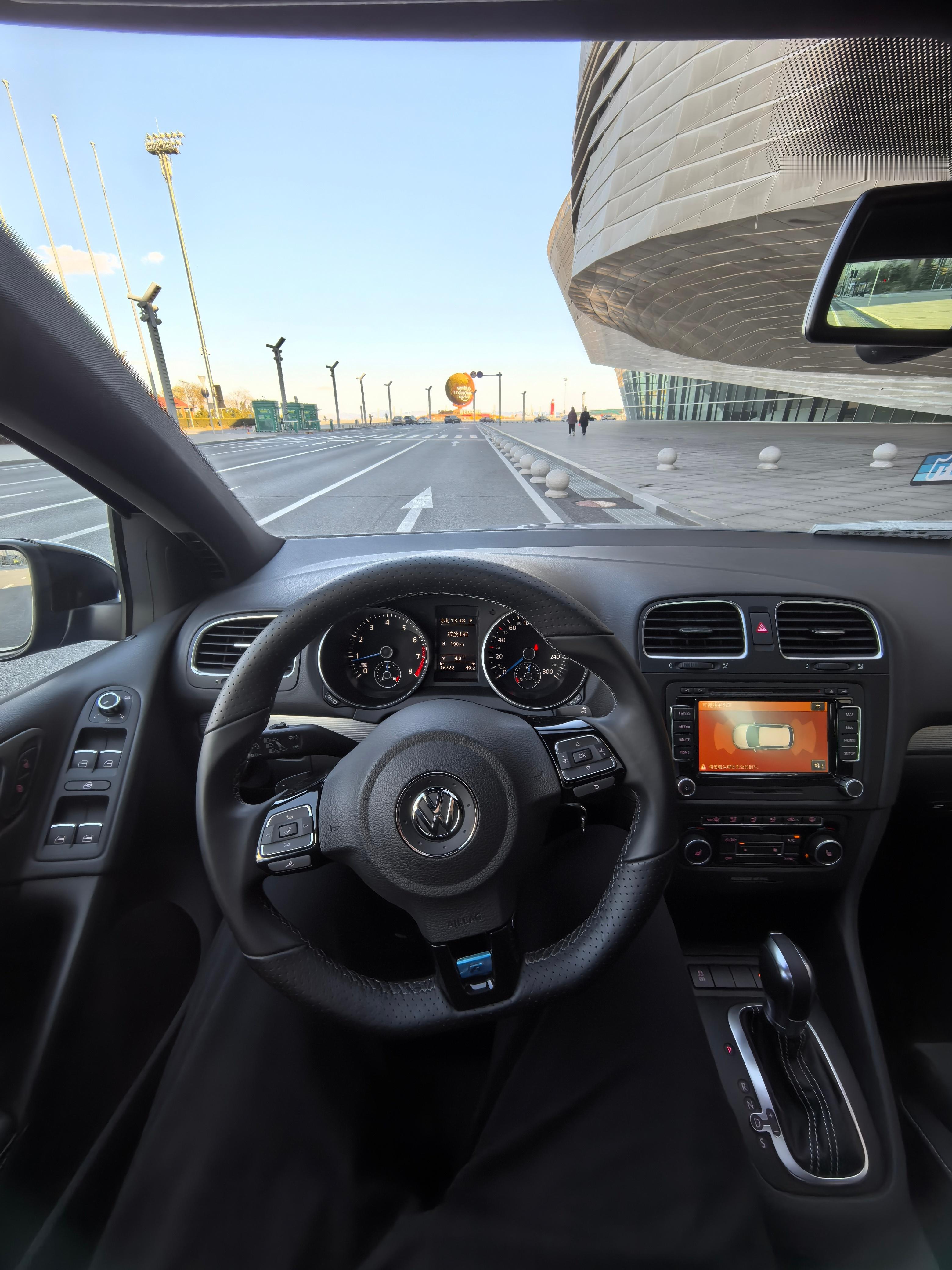 中午跟同事在一家小饭店吃饭旁边桌上两位大哥，中午就开喝把他们单位上上下下都给损了