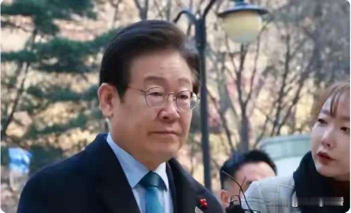 韩国高层这内斗可太有戏了！李在明被自家人夺权，过程里他全程沉默，这背后不知藏着啥