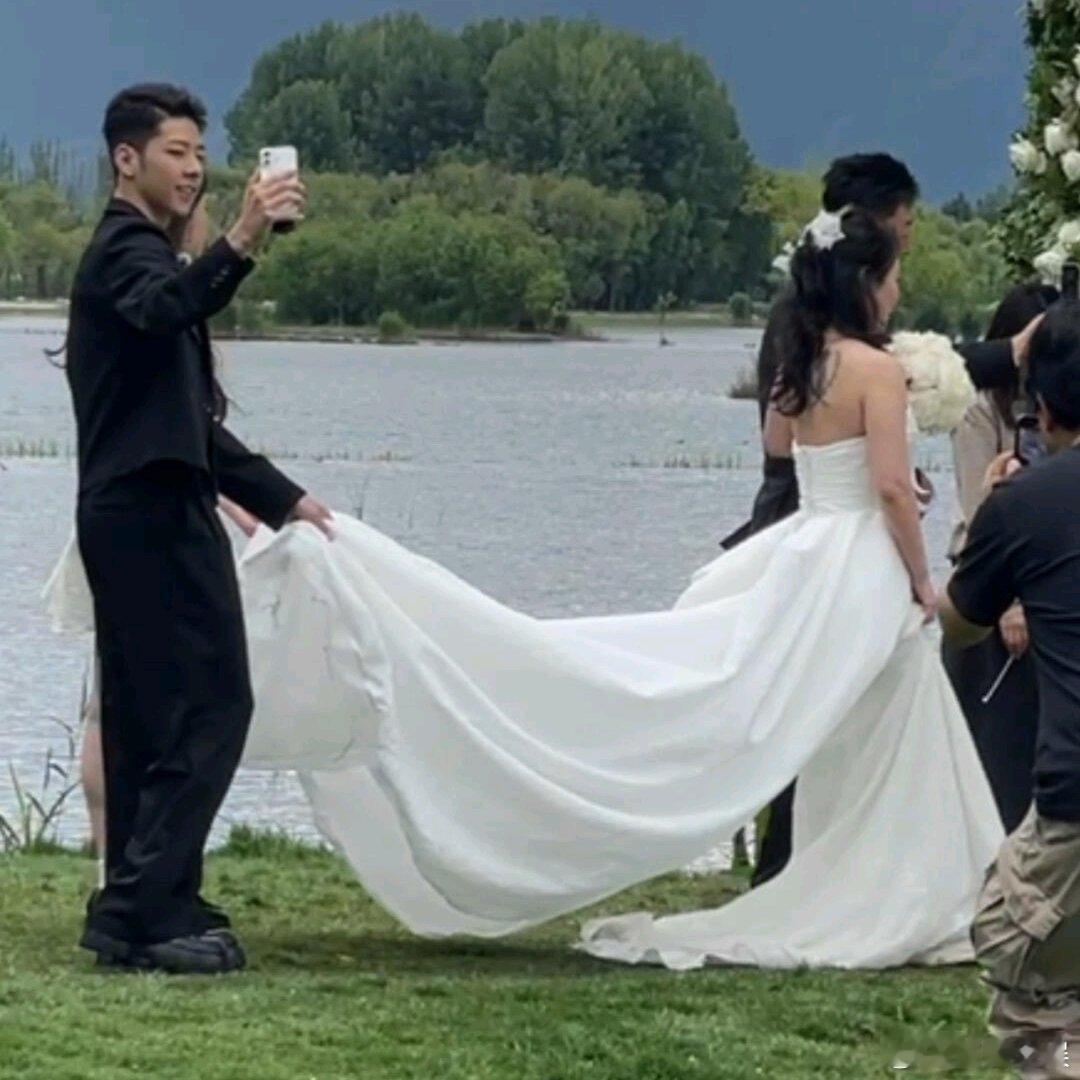 郭涛一家四口拍婚纱照郭涛19岁儿子仪态 石头帅成这样了 