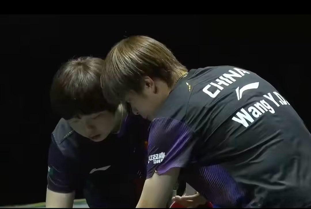 🏓逆转夺冠！蒯曼/王艺迪拿下亚锦赛女双冠军10月25日讯 2026乒乓球亚锦赛