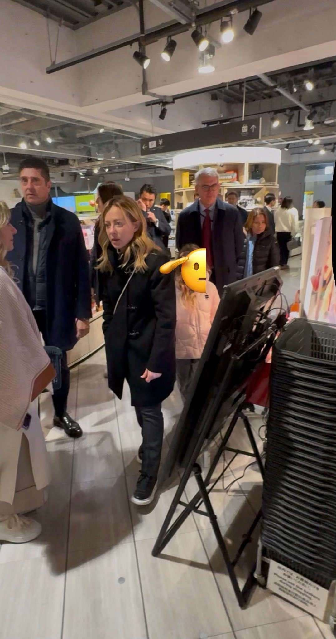 梅洛尼：国事访问？先带娃逛街啊