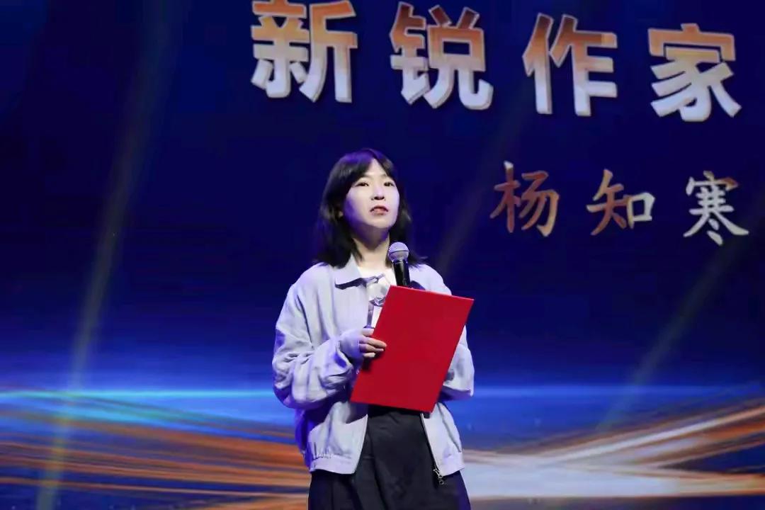 #阅读的温度# 10月26日，由湖北省作家协会主办的首届“长江华语文学榜”在宜昌