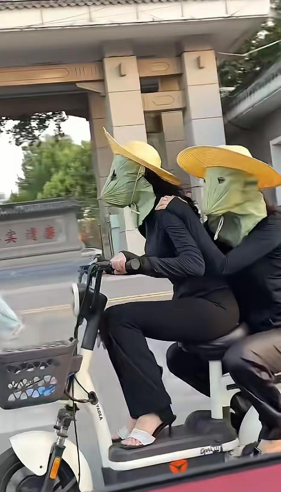 假如越来越多的人戴上这种动物造型的防晒面罩，彼此都不知道面罩里的庐山真面目，也无