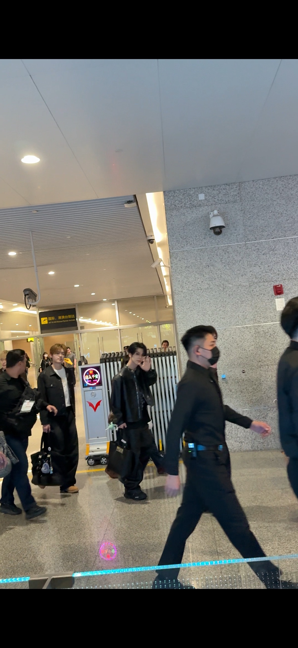 虽然郑相炫是顶级建模但是贺鑫隆也不至于是猪肉丸吧！ 