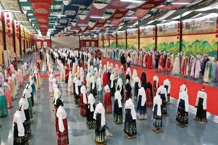 新春将至，年味渐浓，一场由传统服饰掀起的消费热潮正在山东省菏泽市曹县悄然上演。以