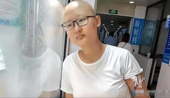 痛心！2019年，河北一癌症女孩在病房里对着亲戚朋友怒吼："我凭什么就该死？"亲