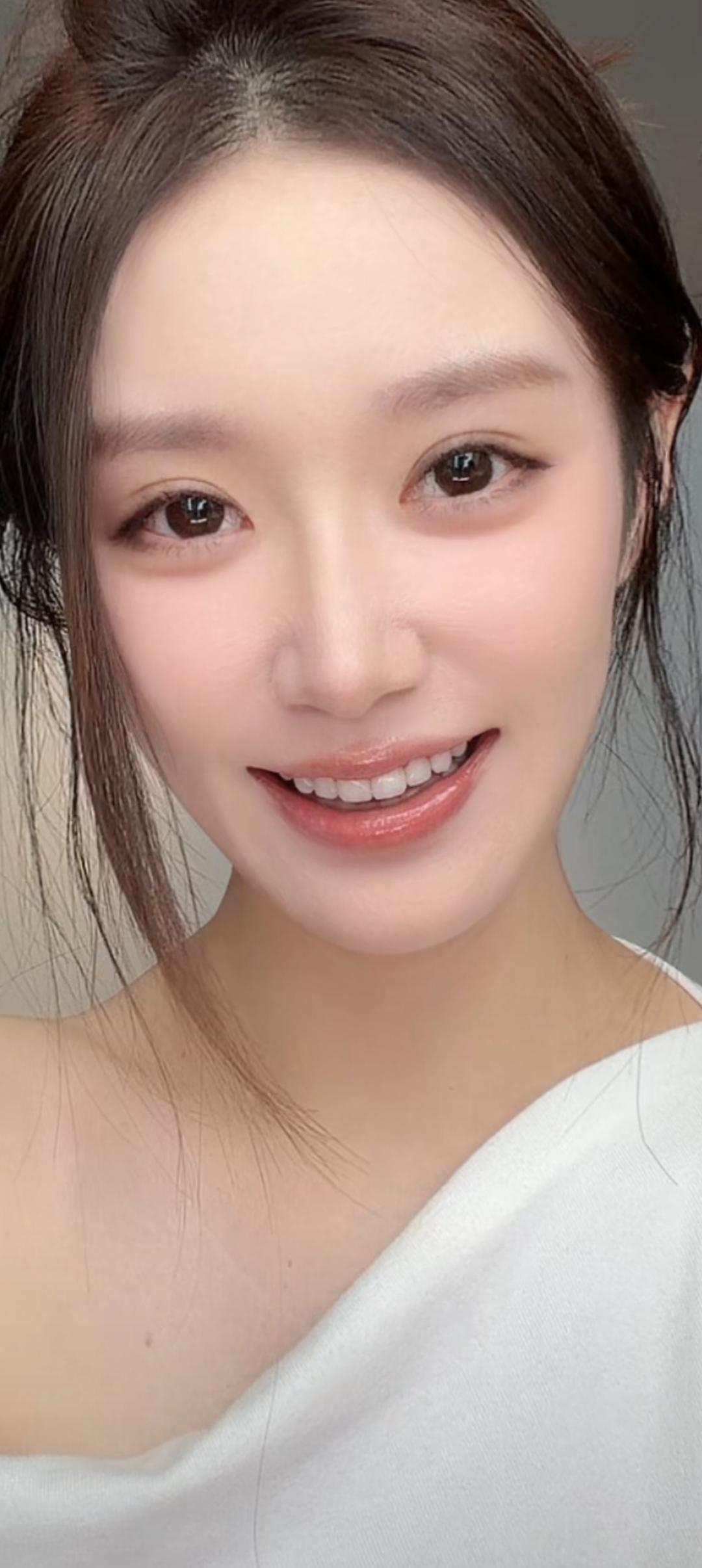 这位小姐姐笑容好甜啊！