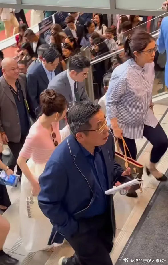 郭富城全家近日现身香港沙田马场观赛，二女儿郭咏萱正脸罕见曝光，网友评价其眼睛较小