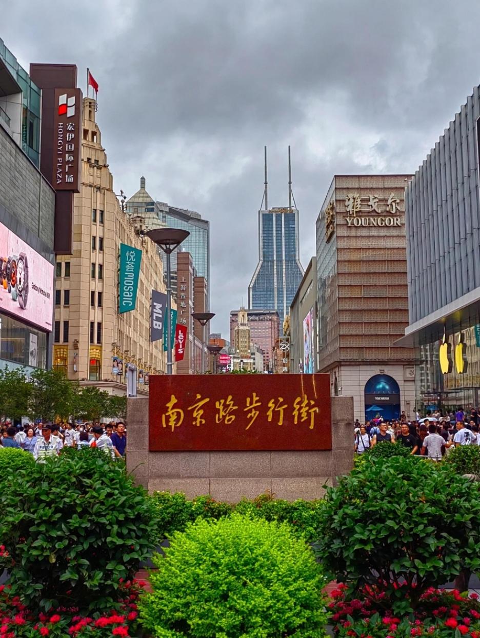 欧式百年建筑沿街次第铺展，复古楼宇凝结岁月沉淀的摩登韵味。长街车流涌动霓虹流转，