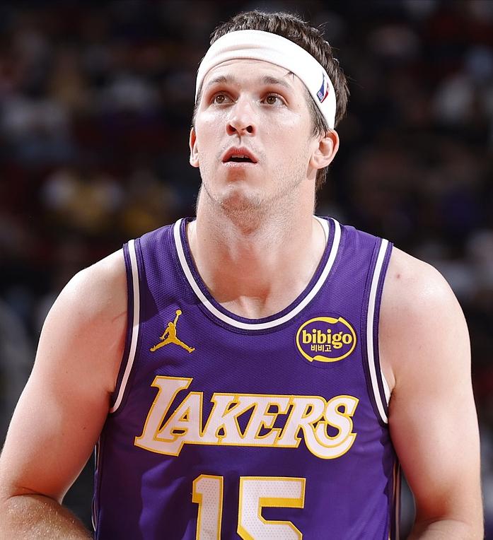 高端局打不了！
里夫斯开局连送4个失误！

更尴尬的是，雷霆拉开分差的方式，除了