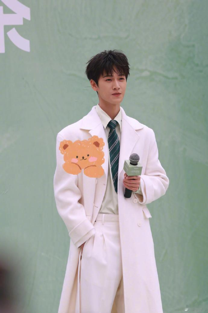 李昀锐青色衬衫白大衣 李昀锐出场自带BGM 李昀锐青色衬衫白大衣，李昀锐出场自带