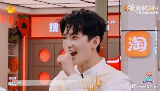 杨洋[超话]我是观众我同意杨洋多被泼水你好星期六杨洋湿发贴额，水珠顺脸颊滑落，搭