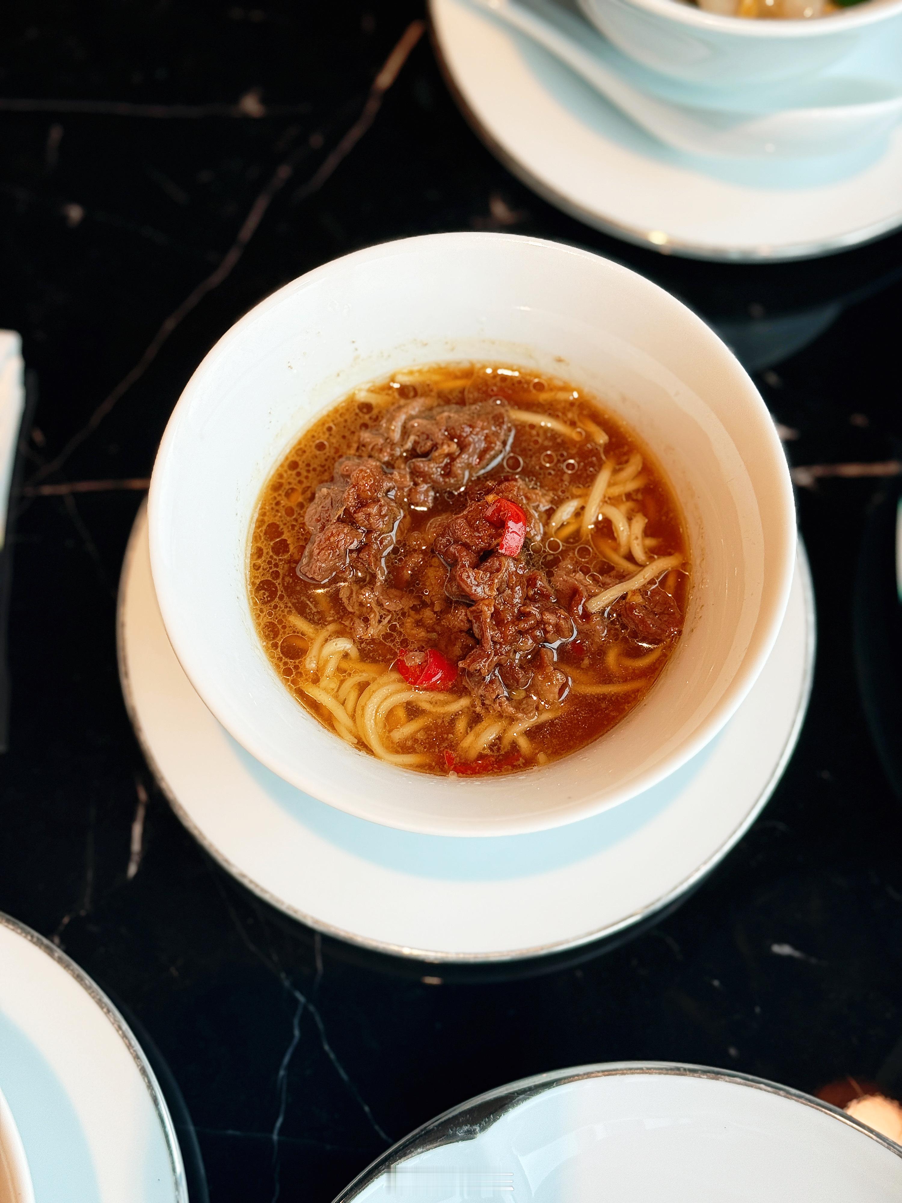 酒店的早餐，面是初中生父女俩的，我吃了沙拉燕麦碗紫薯（图二），喝了一杯拿铁咖啡。
