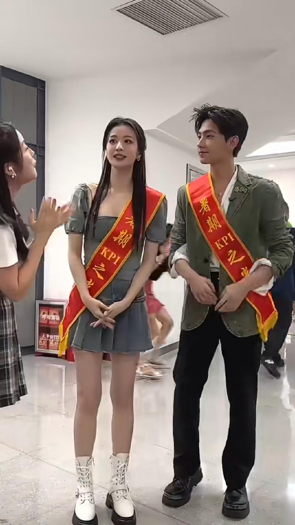杨洋旁边的美女长发披肩，好有气质呀！