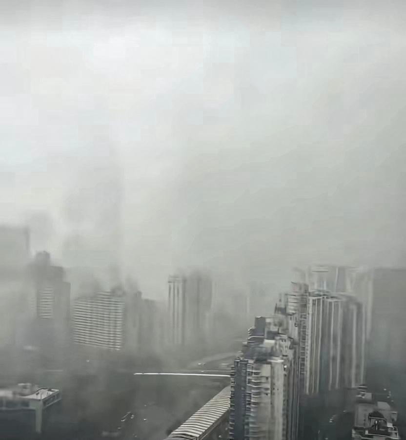 “水龙王”在深圳发威了？
​6月16日，深圳表演了“天河决堤”，降雨从清晨五点多
