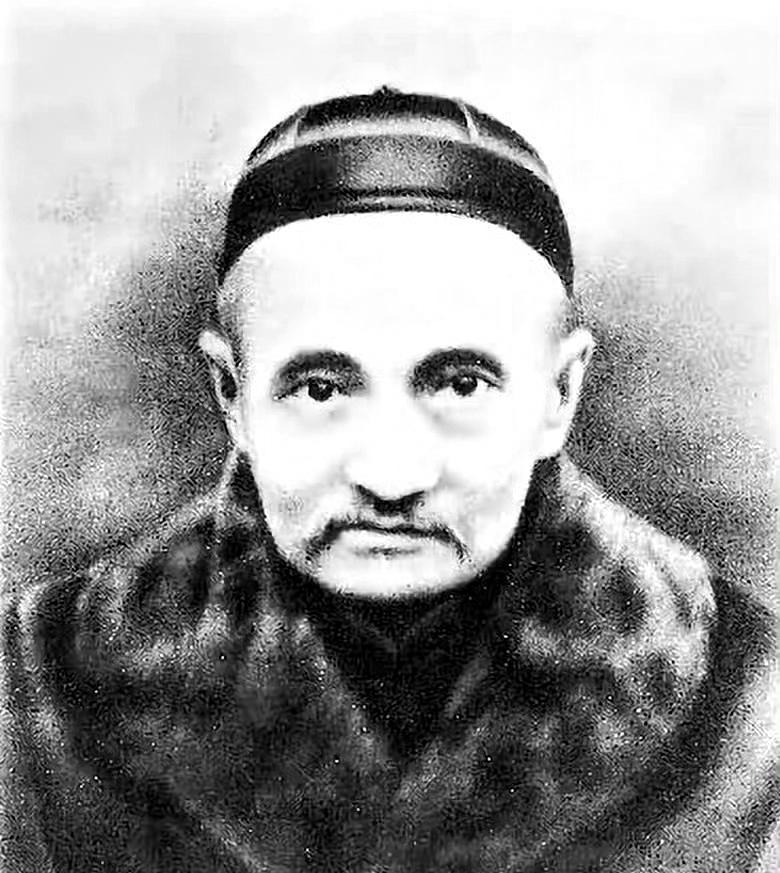 1941年，因环境阴冷、日夜操劳，毛主席旧疾复发，右臂疼痛难抬，影响正常工作。医