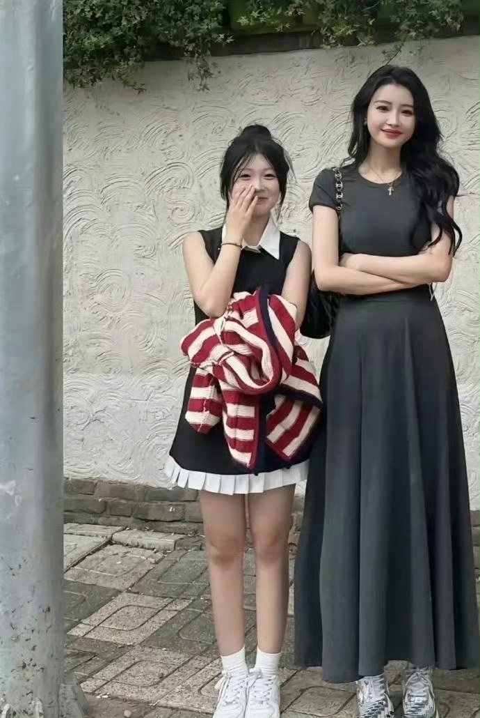 一直以为孙怡身材娇小，看到她和路人的合影才知道，原来她这么高呀，这大体格子太顶了