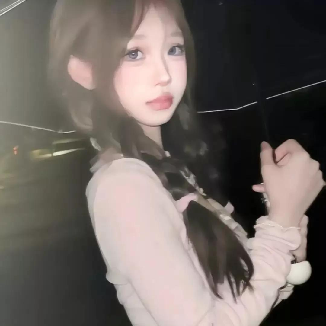 夜雨初歇，灯影摇曳，红颜如画。似林间晨露轻洒 夜雨落枫 夜雨花影 夜雨感怀 凉雨