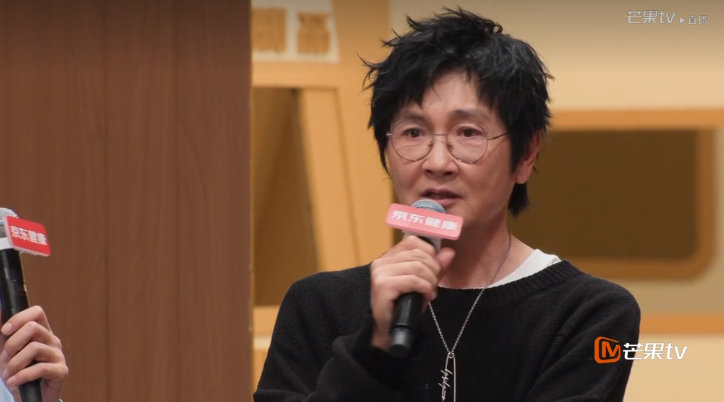 周杰穿睡衣送考孙楠孙楠叫周杰表弟 披荆斩棘直播周杰真穿着睡衣来了！说是给孙楠准备