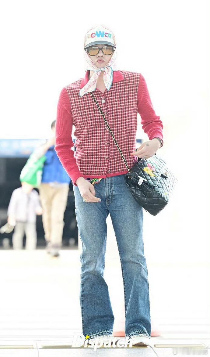 #权志龙机场出发香港##权志龙power帽子# 看呐，权志龙于机场出发香港，那顶