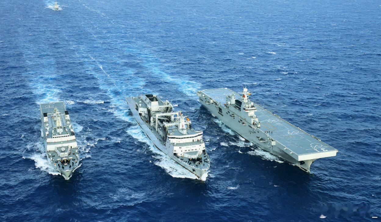海南舰与查干湖舰横向补给训练，查干湖舰右舷还有一艘071。 ​​​