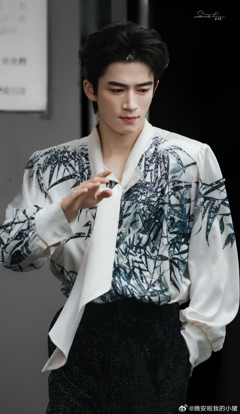 王星越好六夜上班造型，墨竹白衬衫挑染Look， 画中文人走了出来[哇][哇] ​