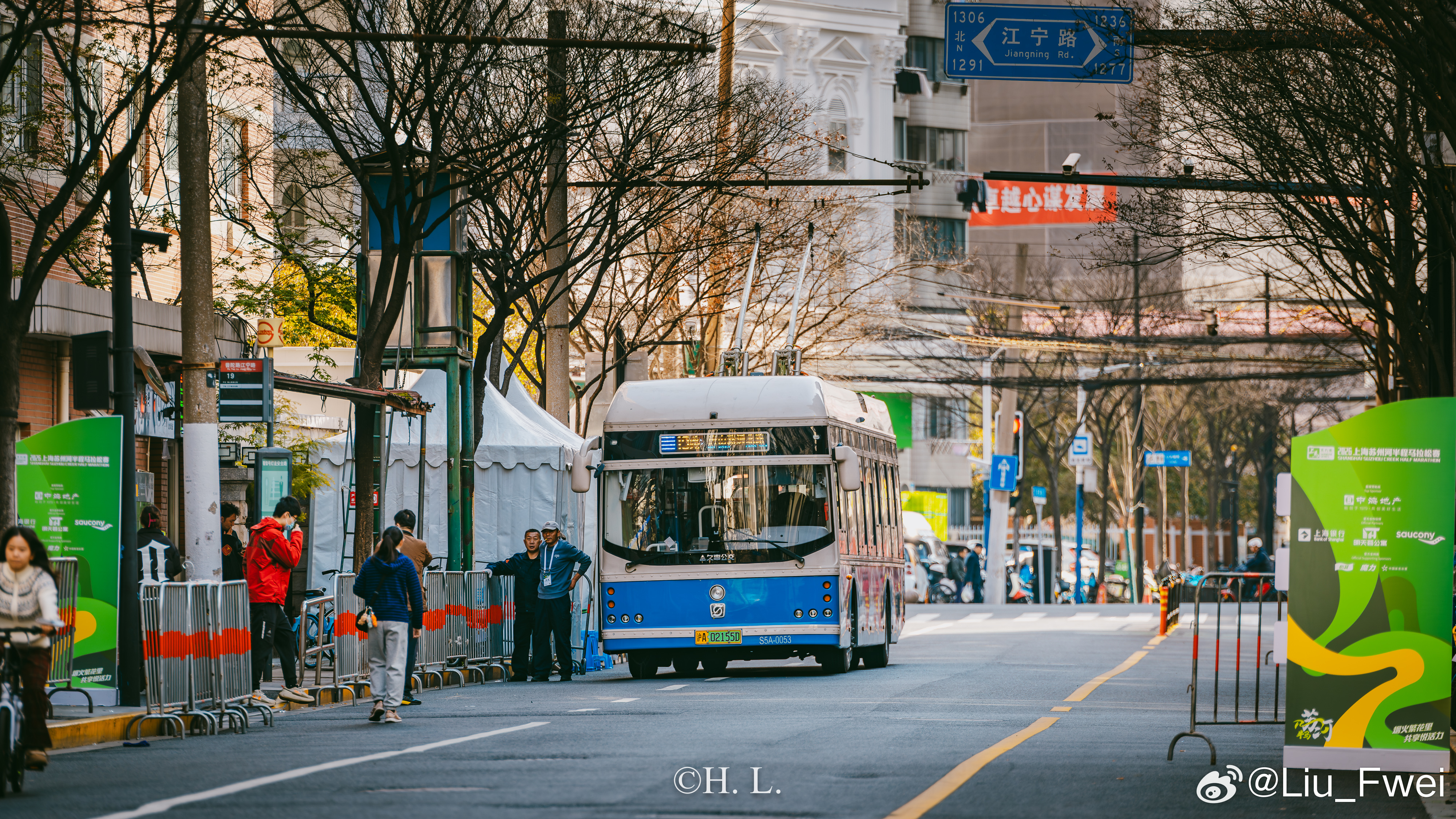 苏州河半马，开跑！19路无轨电车，普陀路江宁路终点站。 