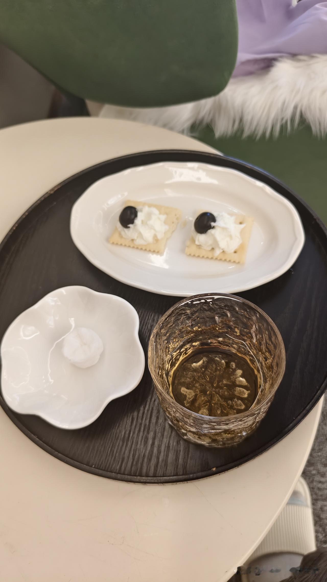 我昨天下午去美容院做了身体，做完已经晚上7点多了，美容师贴心给了小点心，还很精致