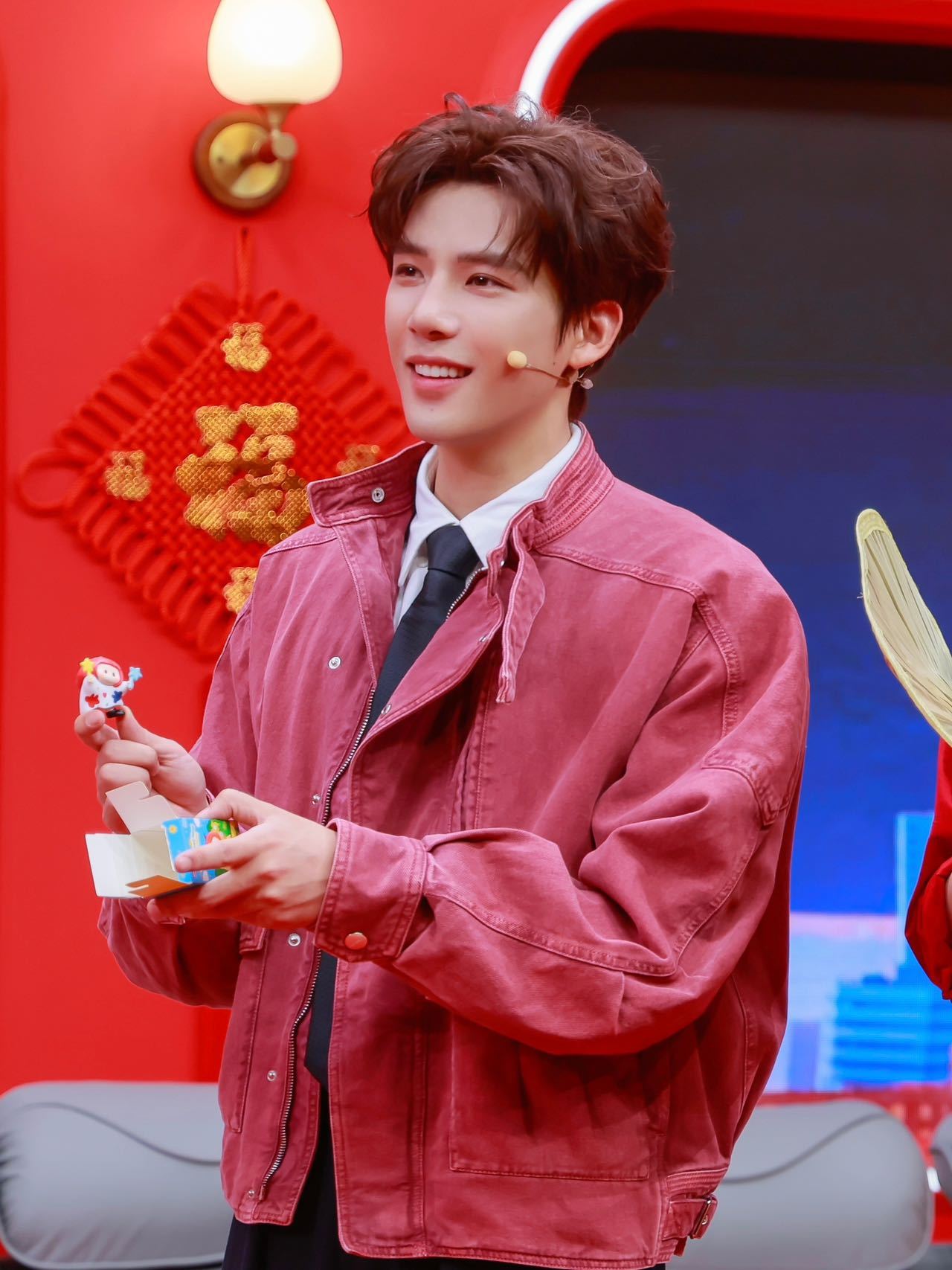 央妈王安宇粉上了王安宇粉色穿搭赢麻了！高清镜头下冷白皮愈发亮眼，少年气爆棚，笑容