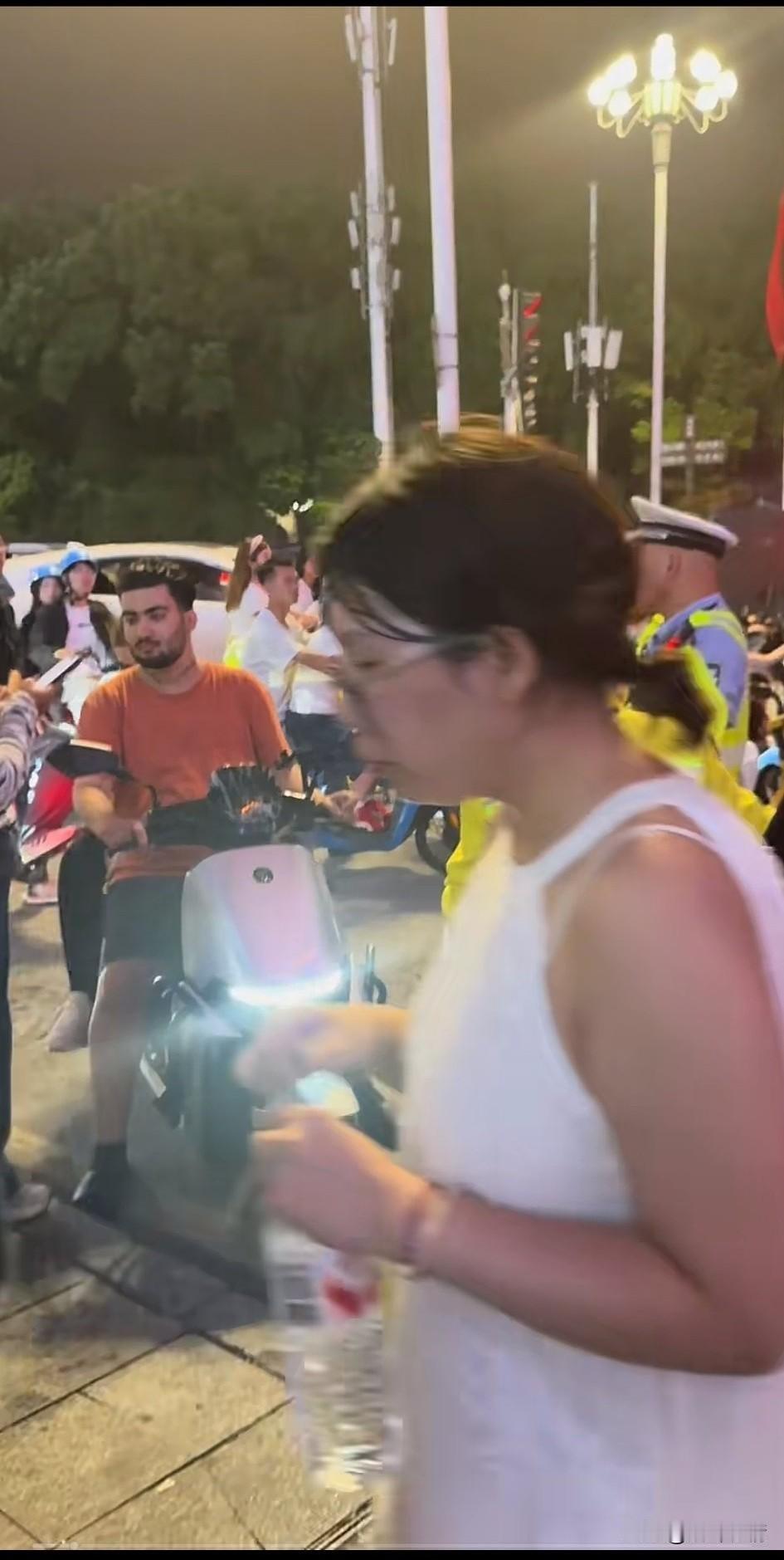 湖南长沙交警叔叔教育老外火了，
夜间道路上情侣老外骑着电动车，
可能是去小吃街吃