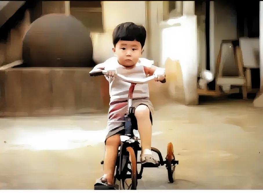 50年代，安倍晋三，小时候骑着脚踏车，在自家院子里，留下了这一张老照片，镜头中的