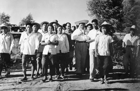 1974年，一个42岁、且已在中南海工作了21年的中年妇女被毛主席“扫地出门”。
