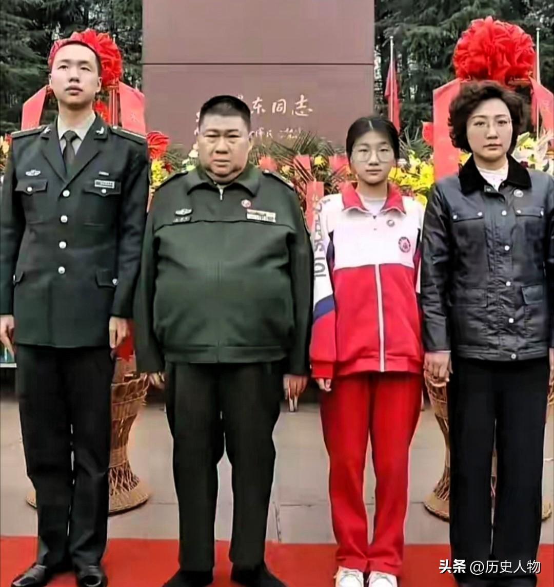 毛东东身高1米87，穿着军装，高挑英俊，一身正气，毛家后继有人。 ​​​