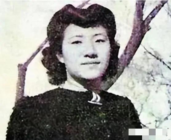 1934年，民国才女苏青新婚当晚，就撞破了丈夫跟表嫂厮混的丑事。她当时没哭没闹，