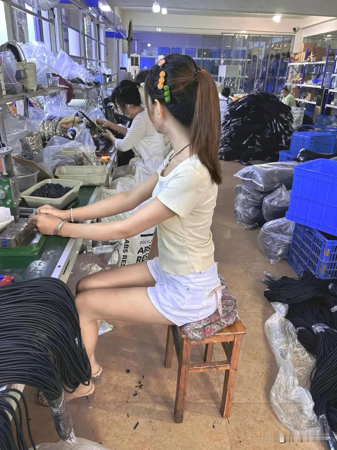 上班第一天打卡！ 
 从此刻起，职场小白正式上线～  
愿每一份努力都不被辜负，