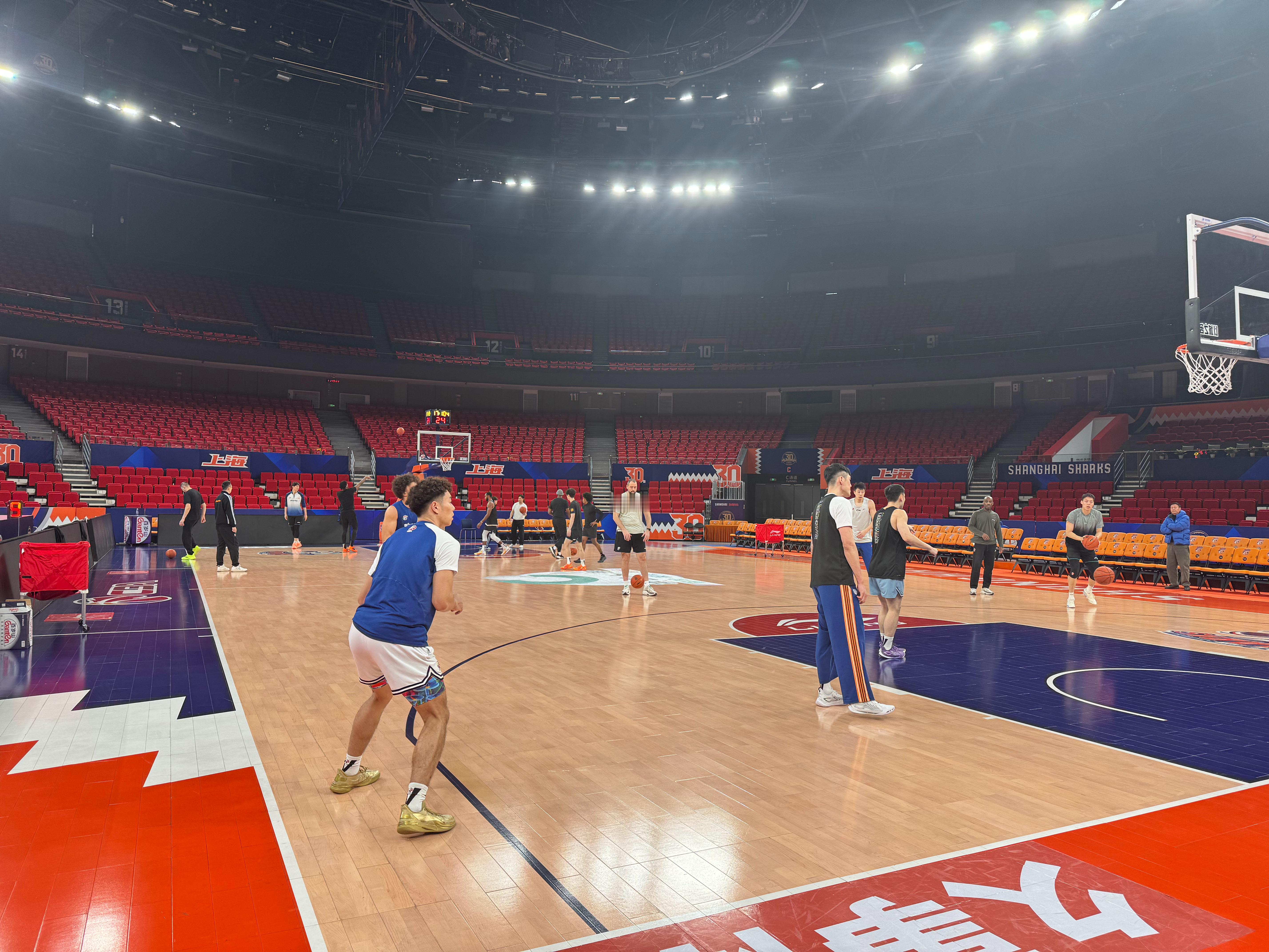 广州队没有进行上午的踩场训练，添荣已经开始跟队恢复了上海久事大鲨鱼上海男篮vs广