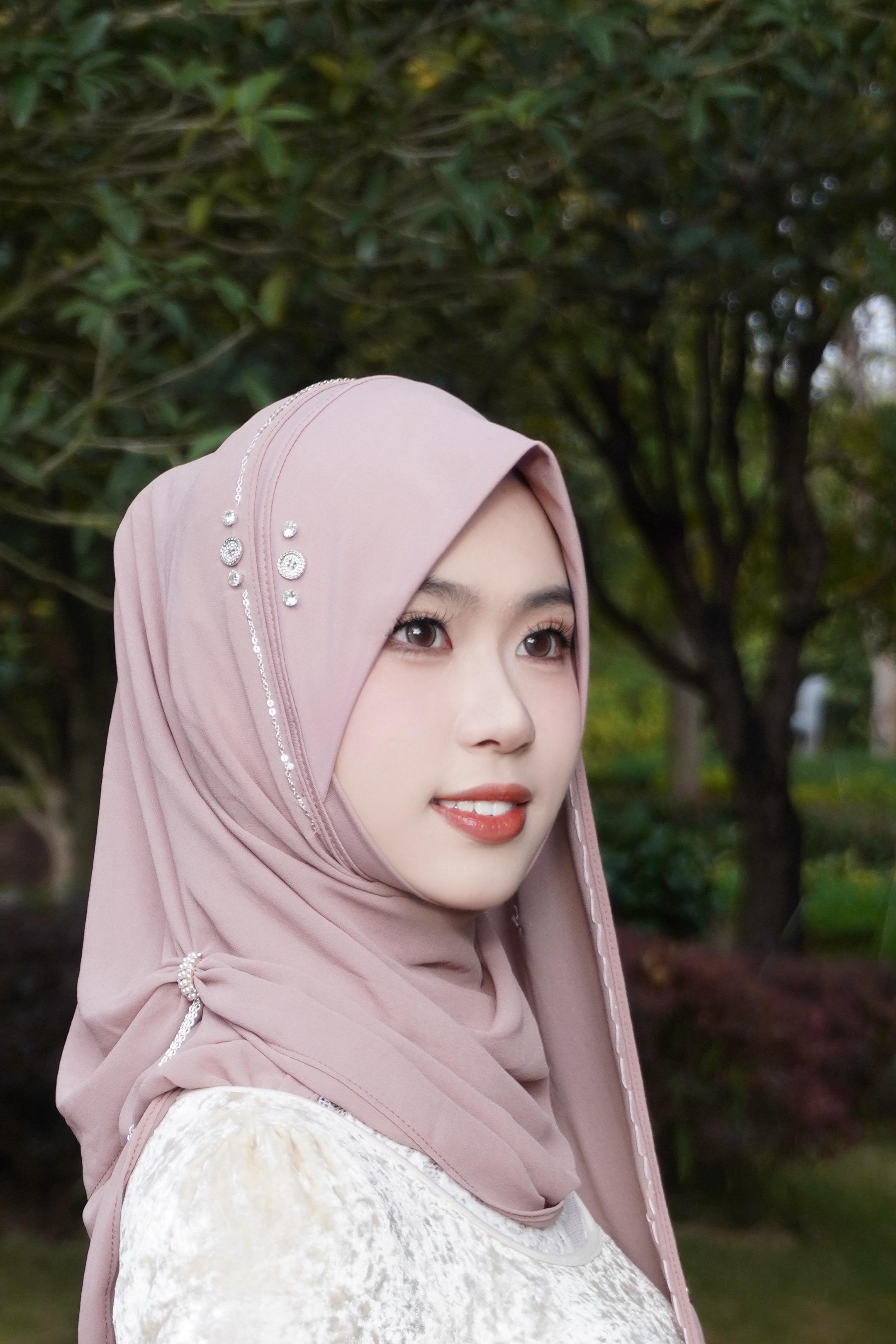 花开满树是美景，我在对岸，看花看景，看四月里的你。 一一鹿北《四月》