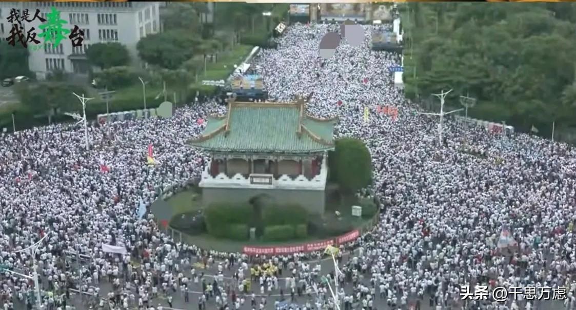 今夜，台湾凯道无眠！此时的凯道上早已经挤得水泄不通。
国民党自己预测的人数是5万