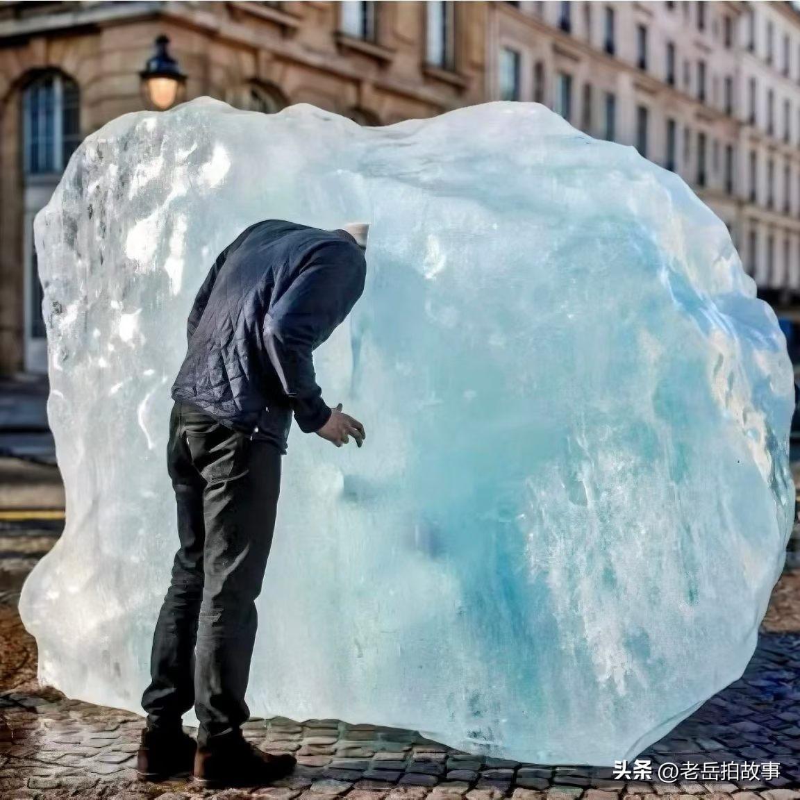 今天晚上晚饭后街头消食儿，看到一个牵狗溜圈的和一个带着小孩儿出来玩儿的，当狗和小