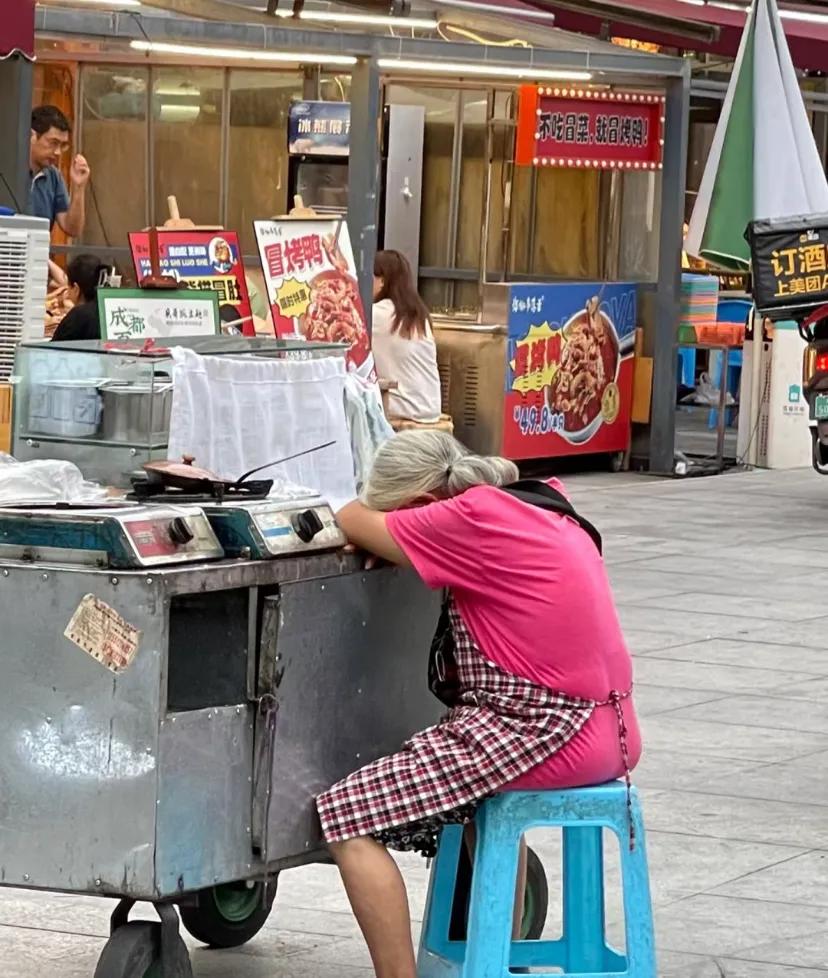 她在成都真的没对手。。。
街边美食 蛋烘糕